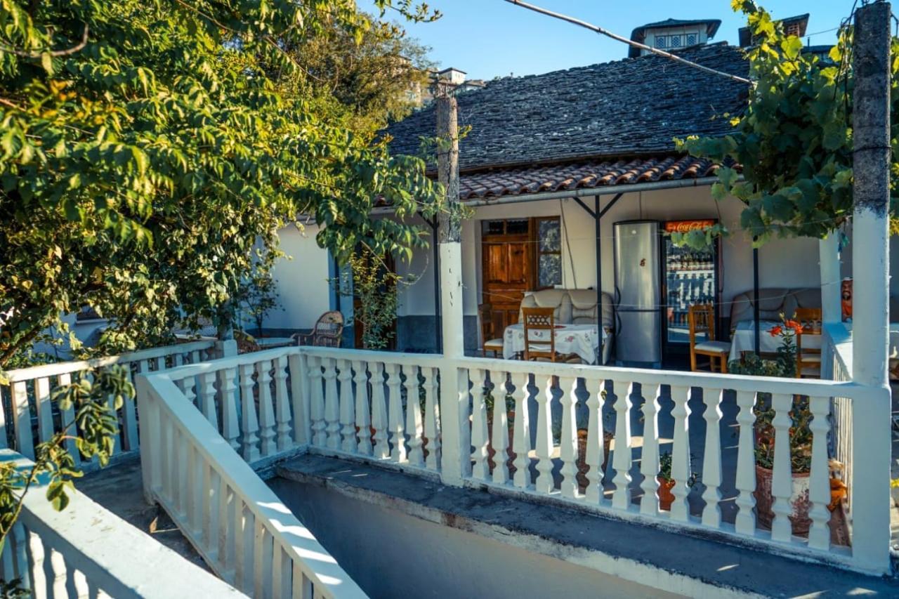Flora'S Guesthouse 'The Fir Gate' Gjirokastër Exterior foto