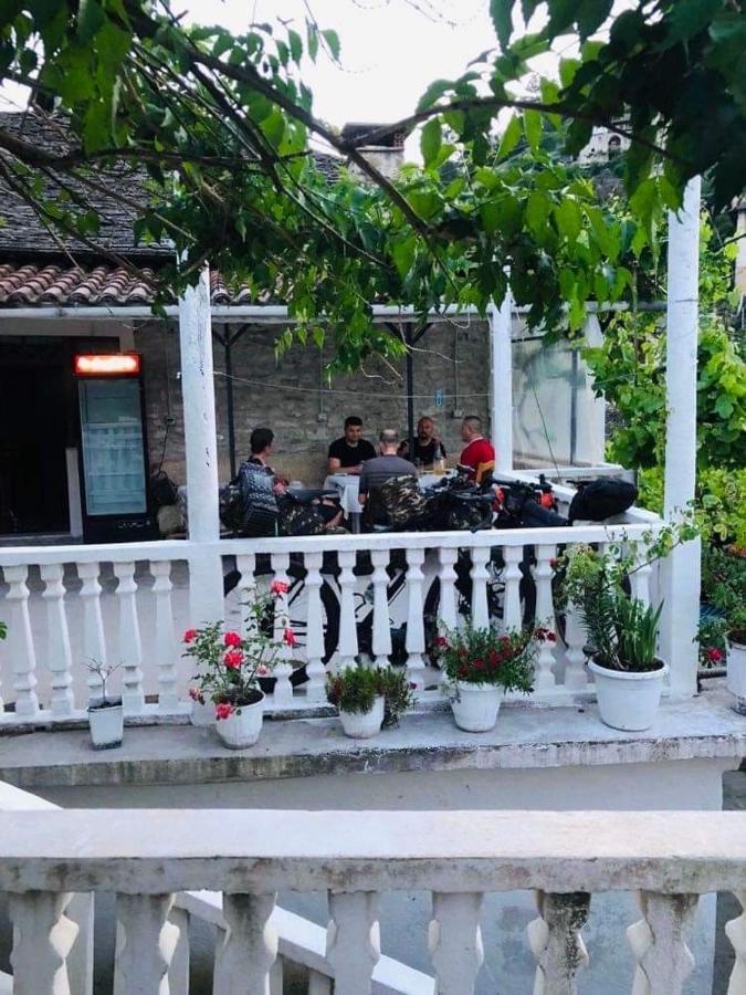 Flora'S Guesthouse 'The Fir Gate' Gjirokastër Exterior foto