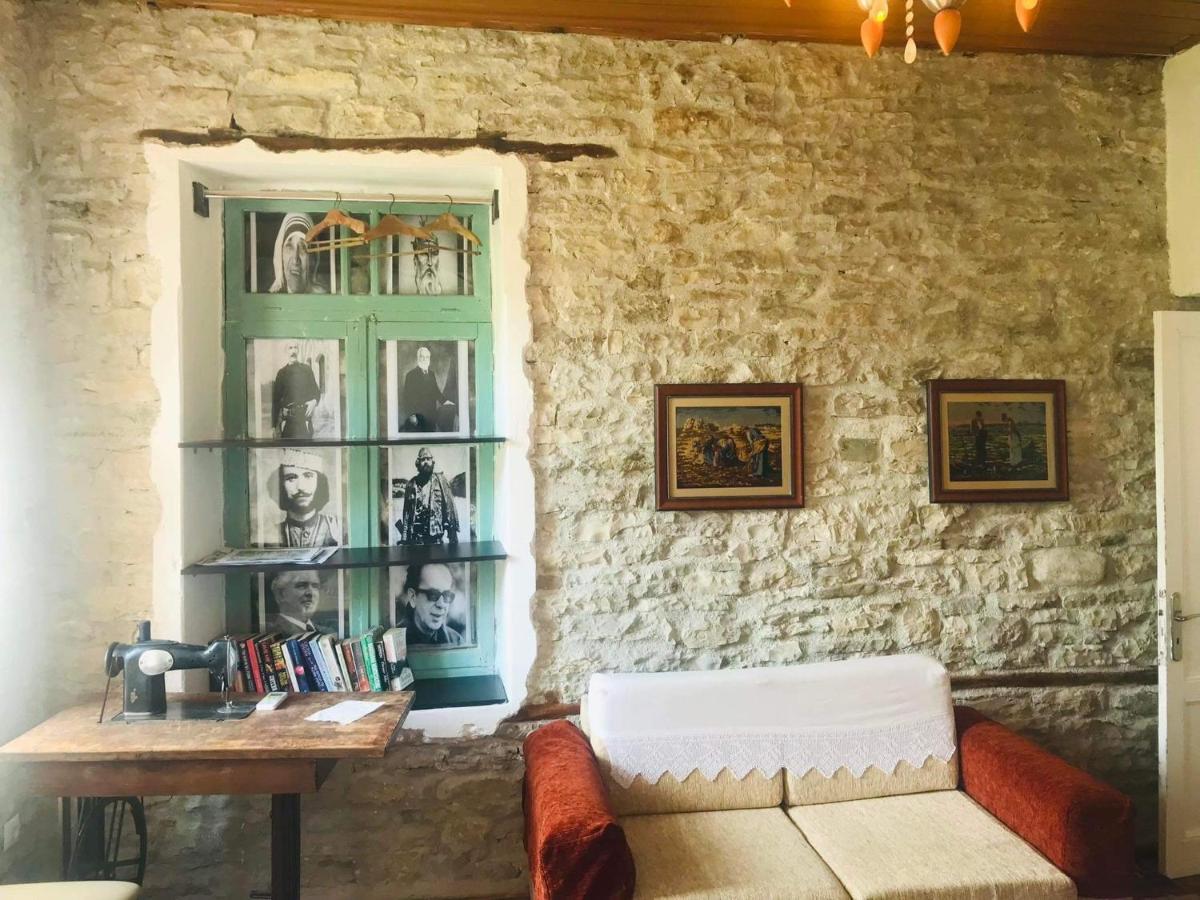 Flora'S Guesthouse 'The Fir Gate' Gjirokastër Exterior foto