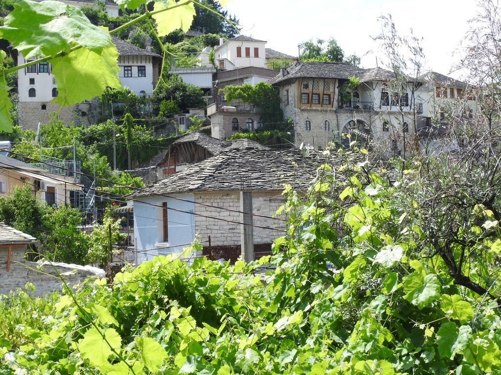 Flora'S Guesthouse 'The Fir Gate' Gjirokastër Exterior foto