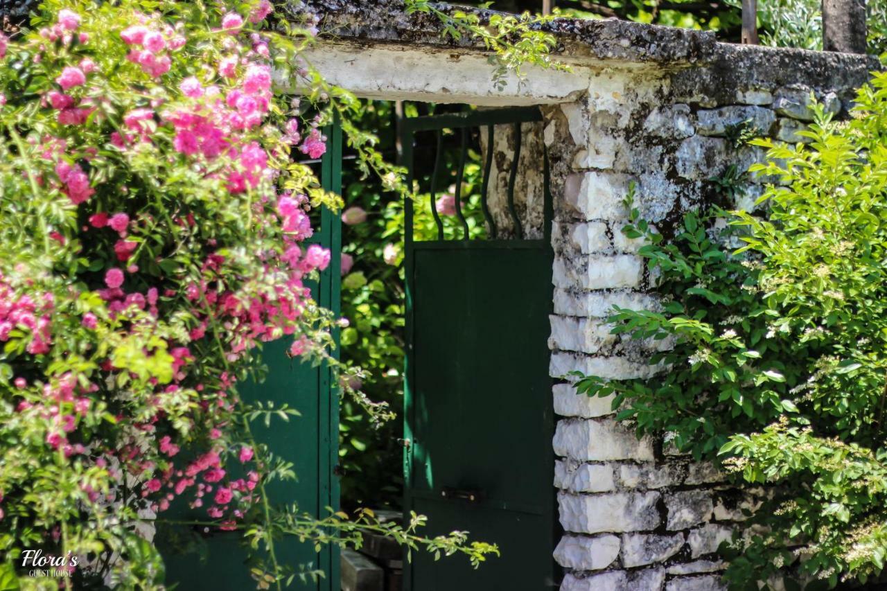 Flora'S Guesthouse 'The Fir Gate' Gjirokastër Exterior foto